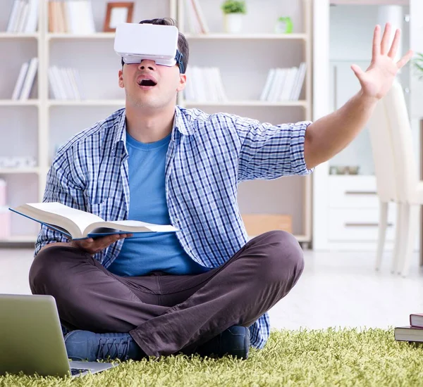 Freelance student met virtual reality bril thuis — Stockfoto