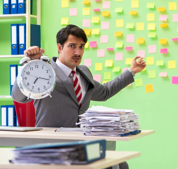 Empresario con muchas prioridades conflictivas en la gestión del tiempo —  Fotos de Stock