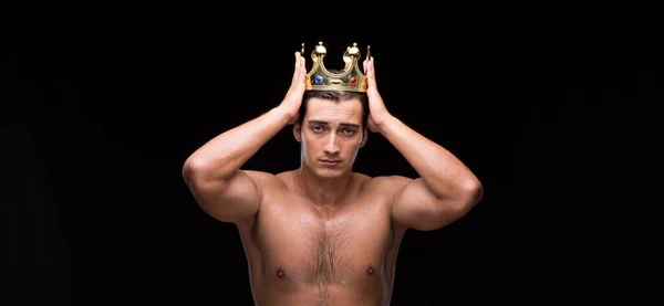 Strappato muscolare uomo con re corona — Foto Stock