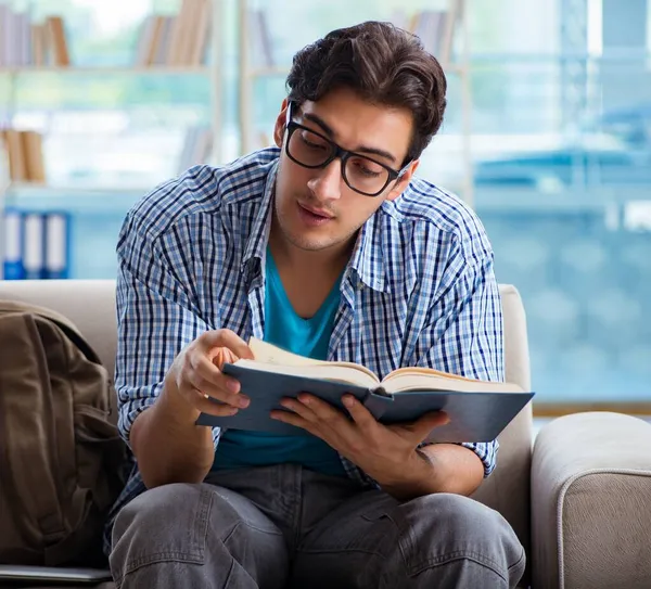 Étudiant caucasien se préparant aux examens universitaires — Photo