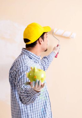 Evdeki duvarı boyayan ressam.