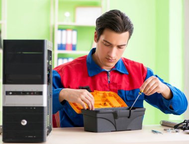 Bilgisayar mühendisi bozuk masaüstünü onarıyor