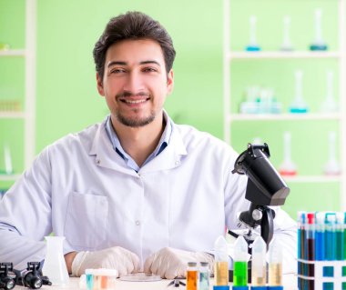 Laboratuvarda çalışan bir kimyager.