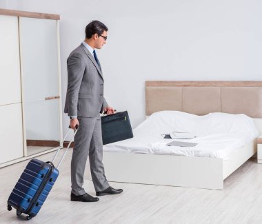 Seyahat sırasında otel odasında bir iş adamı.