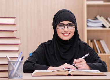 Kadın Müslüman öğrenci sınavlara hazırlama