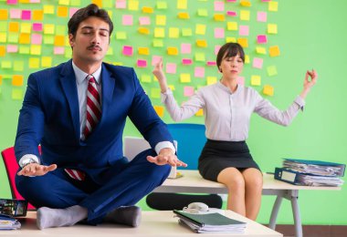 Ofiste birçok çelişkili öncelikleri olan kadın ve erkek var.