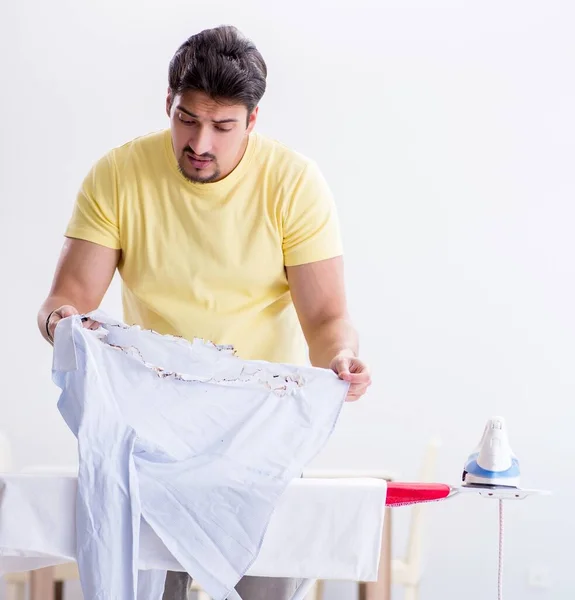 Hezký muž manžel dělá oblečení žehlení doma — Stock fotografie