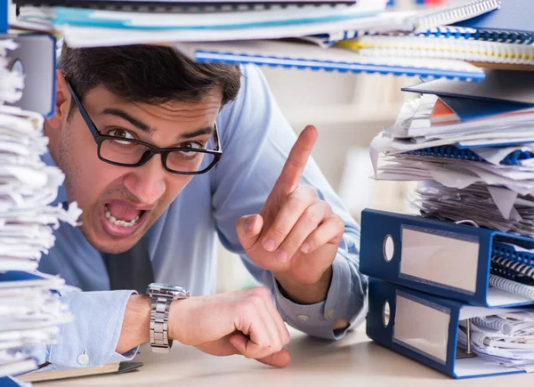 Homme d'affaires extrêmement occupé travaillant dans le bureau — Photo