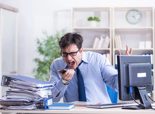 Stresszes üzletember dolgozik az irodában — Stock Fotó
