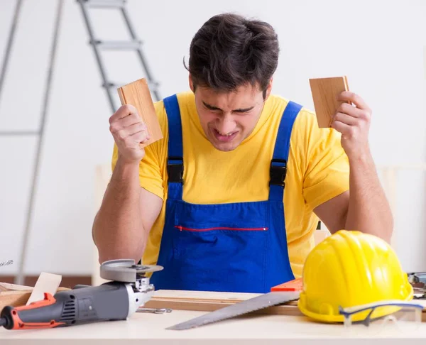 Riparatore pavimento deluso con il suo lavoro — Foto Stock