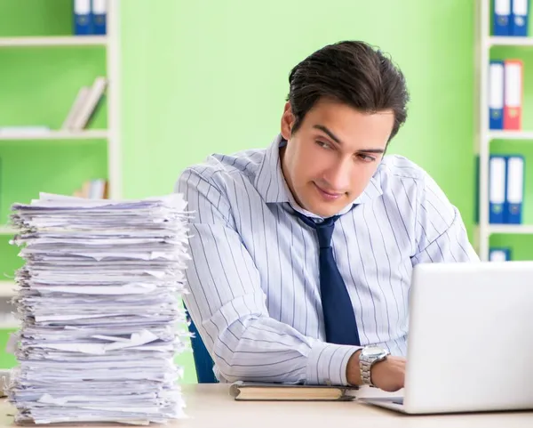 Homme d'affaires ayant des problèmes avec la paperasserie et la charge de travail — Photo