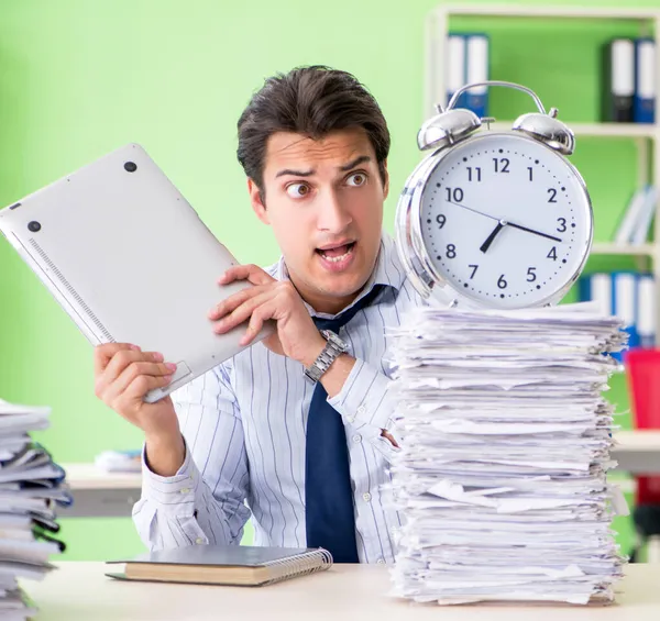 Empresário com problemas com papelada e carga de trabalho — Fotografia de Stock