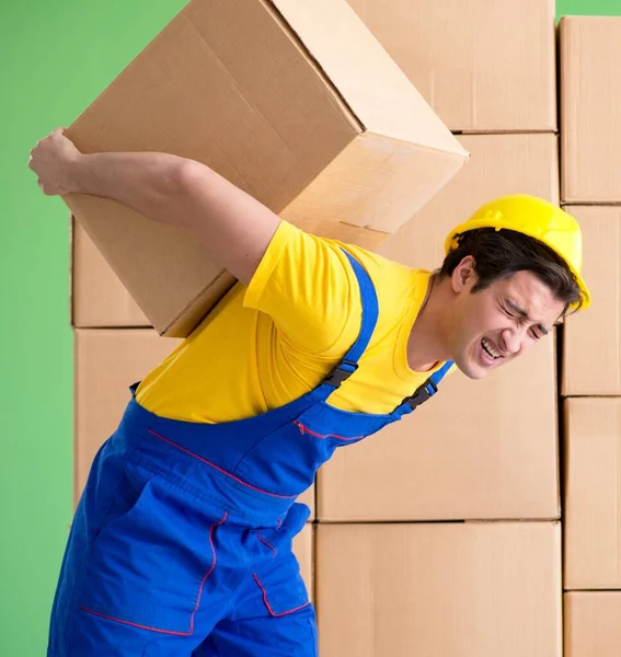 Человек-подрядчик работает с коробками доставки — стоковое фото