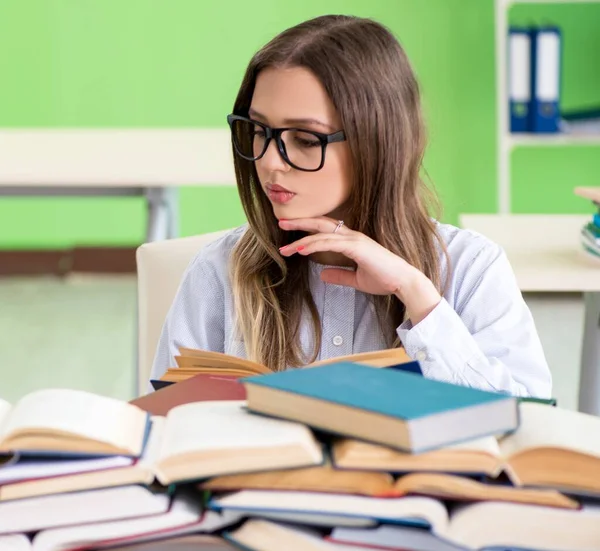 若い女性の学生は多くの本と試験の準備 — ストック写真