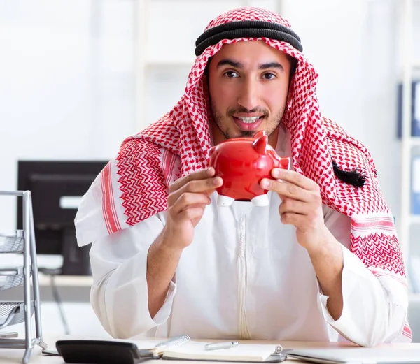 Arabischer Geschäftsmann arbeitet im Büro — Stockfoto
