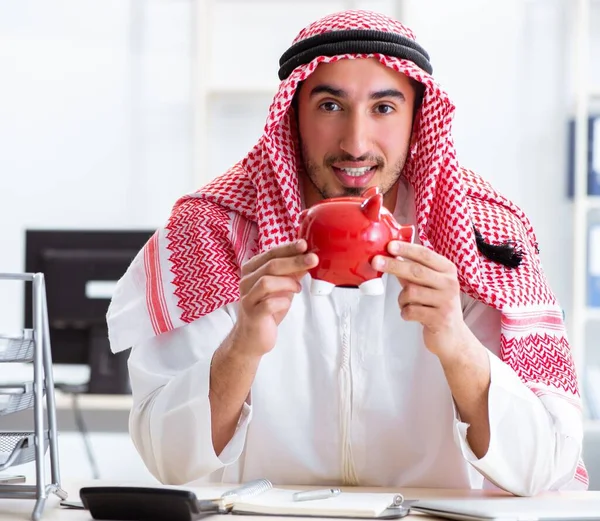 Uomo d'affari arabo che lavora in ufficio — Foto Stock