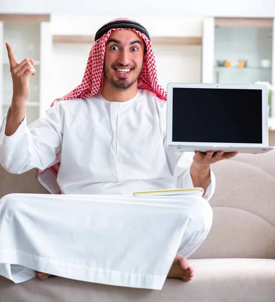 Arab pracuje w domu nad swoją pracą — Zdjęcie stockowe