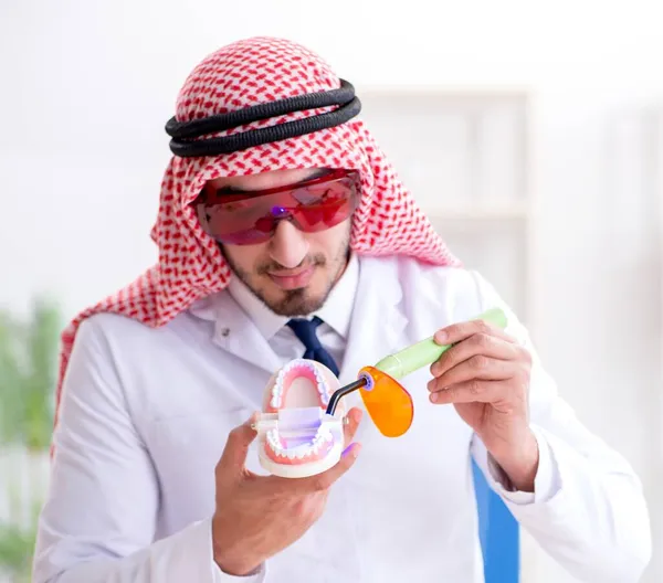 Arabski dentysta pracujący nad nowym implantem zębów — Zdjęcie stockowe
