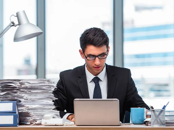 Jeune homme d'affaires travaillant dans le bureau — Photo