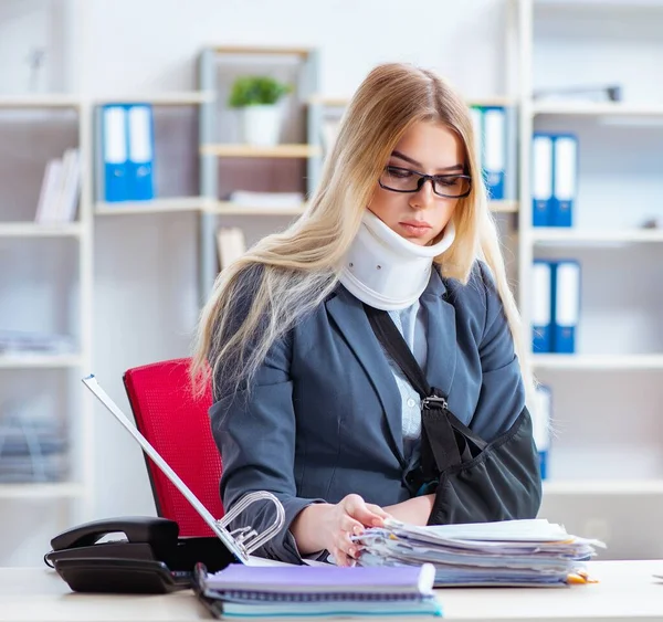 Gewonde vrouwelijke werknemer die in het kantoor werkt — Stockfoto