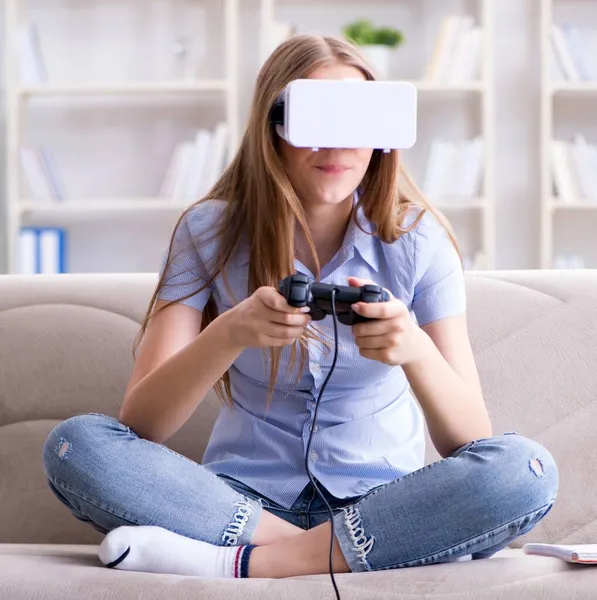 Mladá dívka hraje virtuální realita hry — Stock fotografie