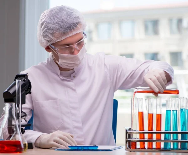 Jonge chemicus werkt in het lab — Stockfoto