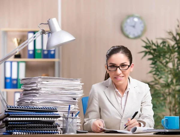 Empresaria trabajando en la oficina — Foto de Stock