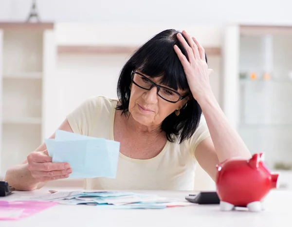 Madura mujer tratando de reconciliar sus facturas — Foto de Stock