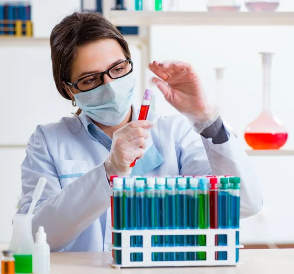 Química femenina trabajando en laboratorio hospitalario — Foto de Stock