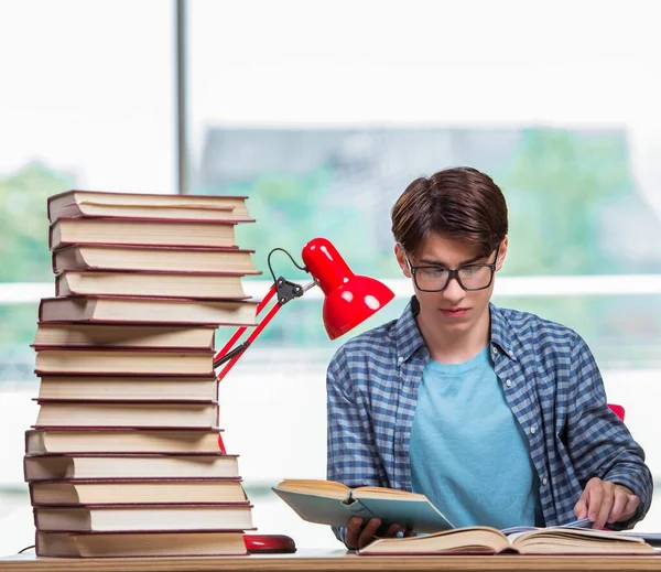 Junge Studentin vor Prüfungen im Stress — Stockfoto