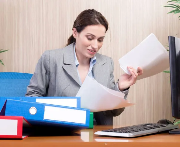 Занятая деловая женщина в офисе в состоянии стресса — стоковое фото