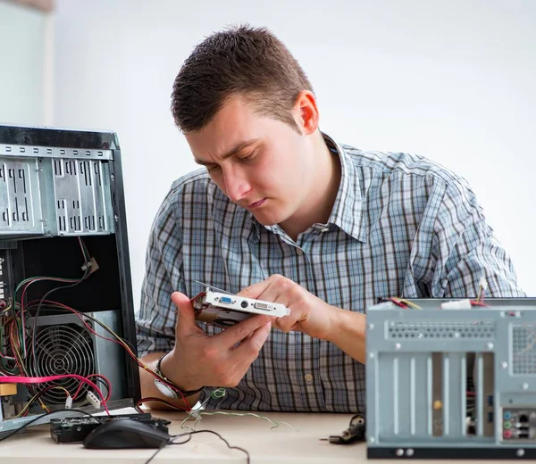 Jeune technicien de réparation d'ordinateur en atelier — Photo