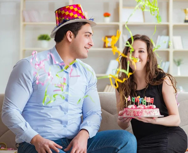 Pareja joven celebrando cumpleaños con pastel —  Fotos de Stock