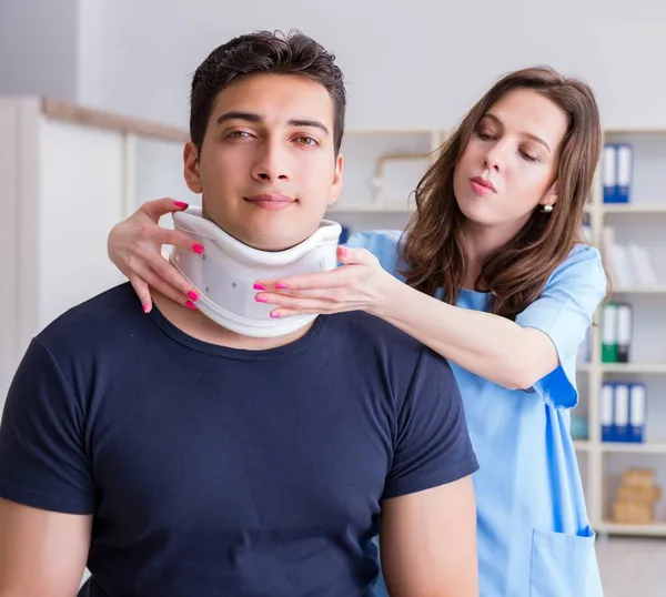 목에 부상을 입은 남자가 건강 검진을 위해 의사를 방문하는 모습 — 스톡 사진