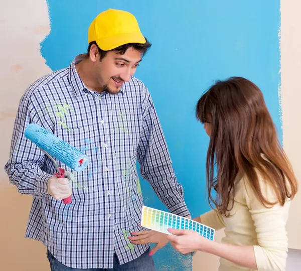 Husband and wife doing renovation at home — Stock Photo, Image