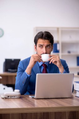 İş yerinde çalışan genç bir işadamı