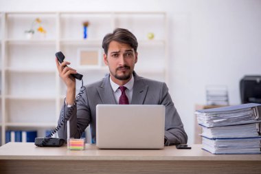 Ofiste çalışan genç bir erkek.