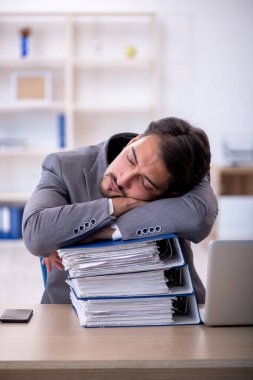 Ofiste çalışan genç bir erkek.