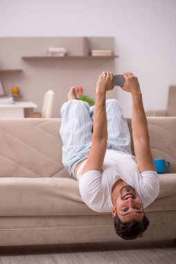 Genç erkek öğrenci salgın sırasında evde oturuyor.