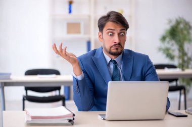 Ofiste çalışan genç bir erkek.