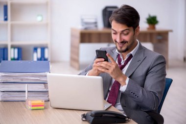 Ofiste çalışan genç bir erkek.