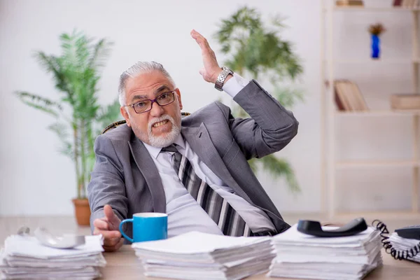 Oude mannelijke werknemer en te veel werk op kantoor — Stockfoto
