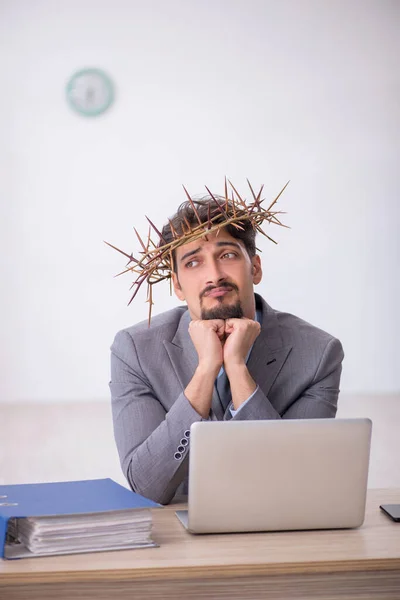 Fiatal férfi alkalmazott szúrós koszorút visel a fején — Stock Fotó