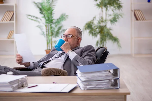 늙은 남성 고용인 과 사무실에서 너무 많은 일을 하는 사람 — 스톡 사진