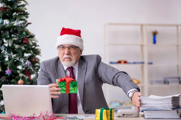 Aged male employee celebrating Christmas at workplace — Stock Photo, Image