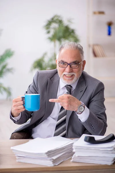 Ancien employé masculin et trop de travail au bureau — Photo