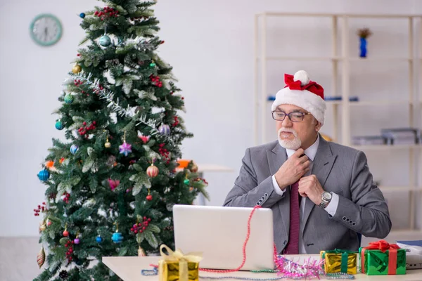 Verouderde mannelijke werknemer viert Kerstmis op het werk — Stockfoto