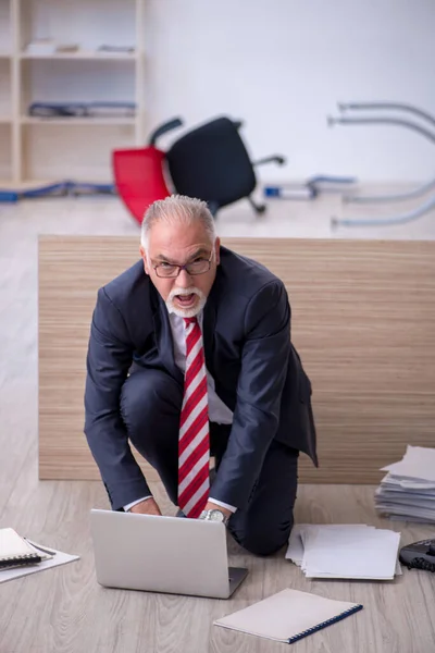 Old male employee working overtime in the office — Stock Photo, Image