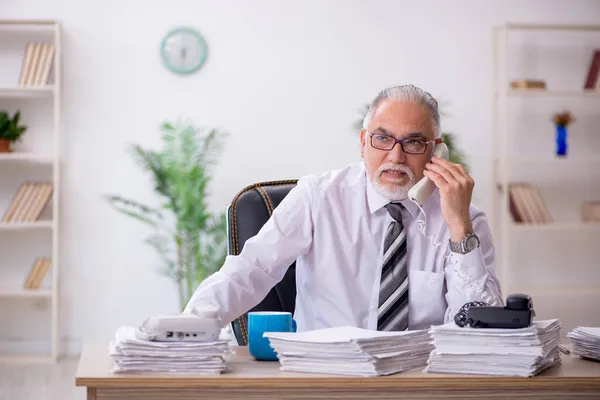 Vecchio dipendente maschio e troppo lavoro in ufficio — Foto Stock