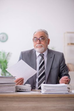 Eski erkek çalışanım ve ofiste çok işim var.